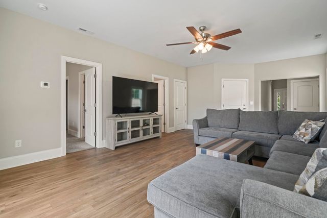 912 Hillside Dr., North Myrtle Beach, SC 29582