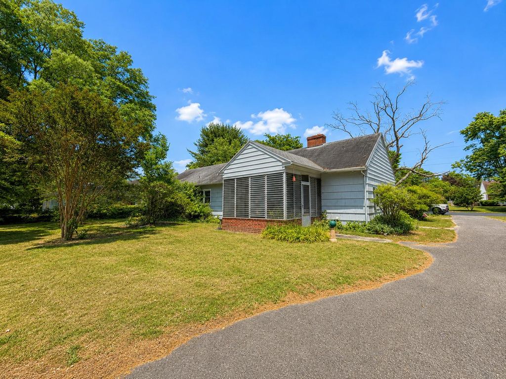 Image 2 of property listing at 304 WYMAN DR, Salisbury, MD 21804