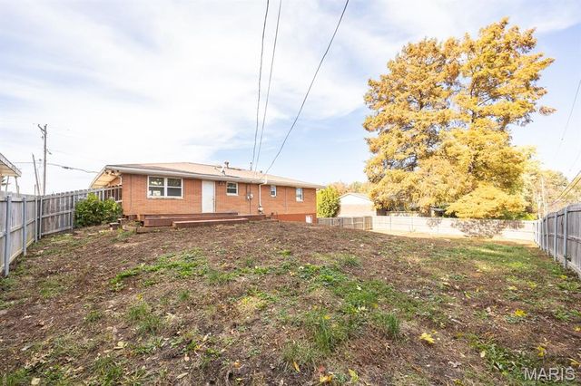 220 Anderson Ln, Belleville, IL 62221