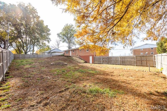 220 Anderson Ln, Belleville, IL 62221