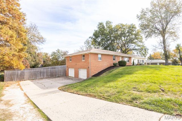 220 Anderson Ln, Belleville, IL 62221