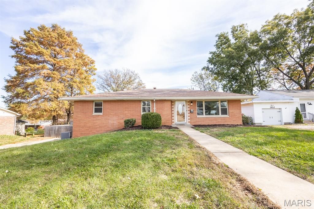 220 Anderson Ln, Belleville, IL 62221