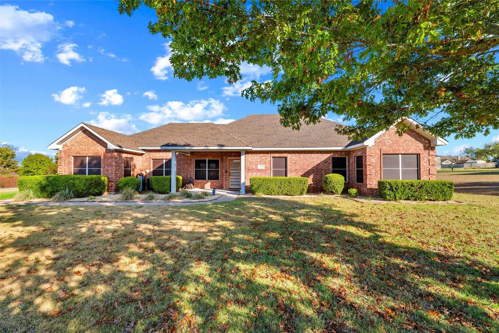 1305 E Highland Road, Waxahachie, TX 75167