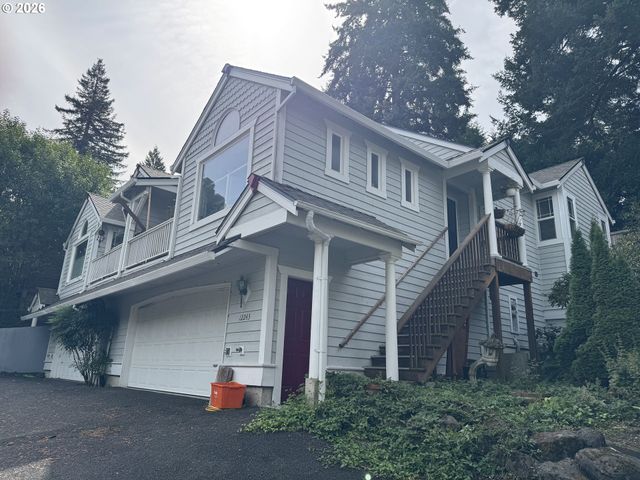 12245 Se WHITCOMB Dr, Milwaukie, OR 97222