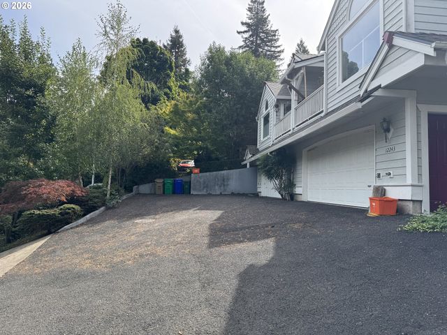 12245 Se WHITCOMB Dr, Milwaukie, OR 97222