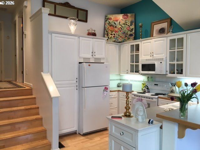 12245 Se WHITCOMB Dr, Milwaukie, OR 97222