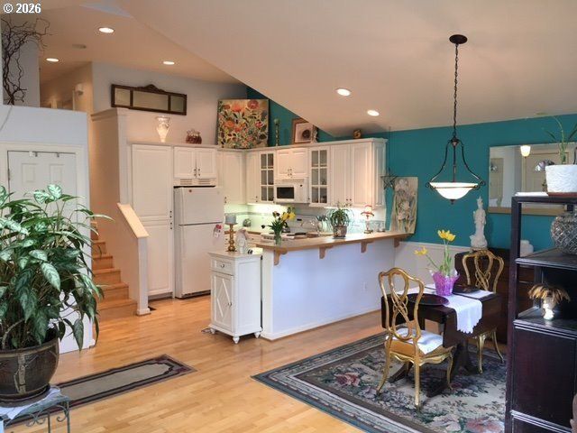 12245 Se WHITCOMB Dr, Milwaukie, OR 97222