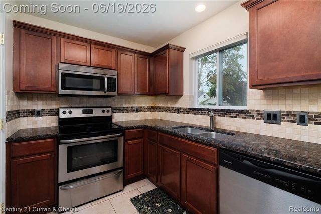 13631 Labelle Street, Oak Park, MI 48237