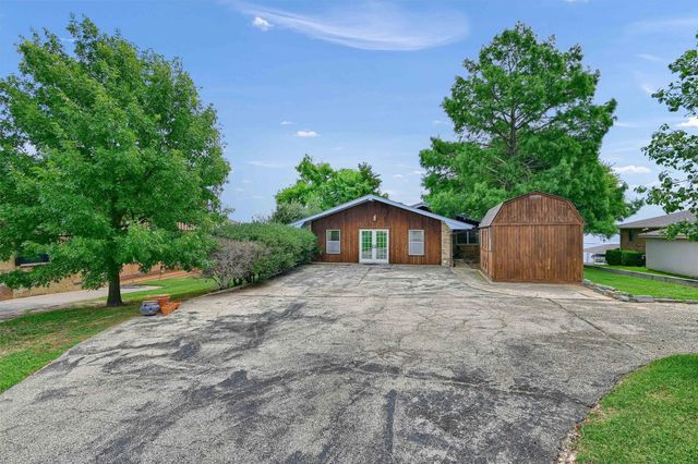 105 Cheyenne Drive, Lake Kiowa, TX 76240