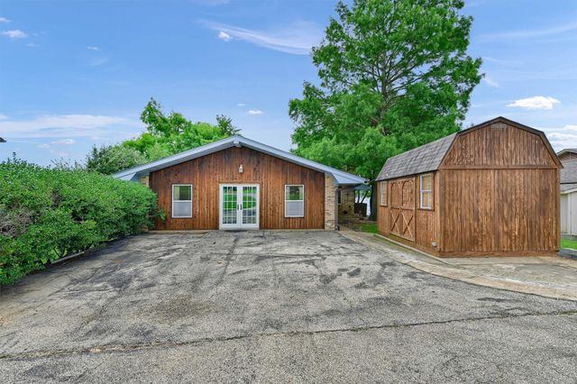 105 Cheyenne Drive, Lake Kiowa, TX 76240