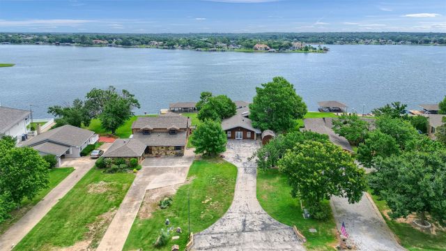 105 Cheyenne Drive, Lake Kiowa, TX 76240