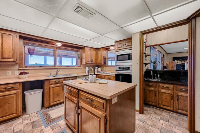 105 Cheyenne Drive, Lake Kiowa, TX 76240