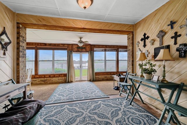 105 Cheyenne Drive, Lake Kiowa, TX 76240