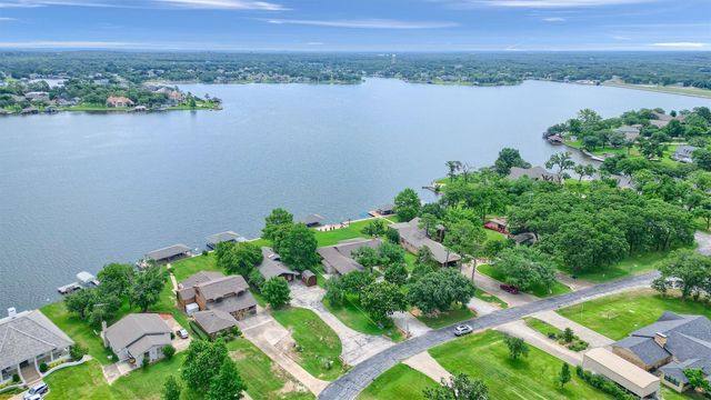 105 Cheyenne Drive, Lake Kiowa, TX 76240