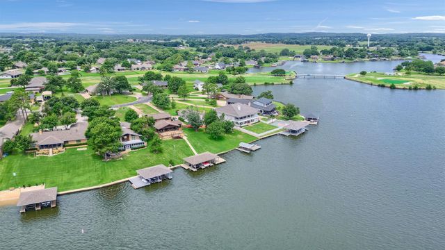 105 Cheyenne Drive, Lake Kiowa, TX 76240
