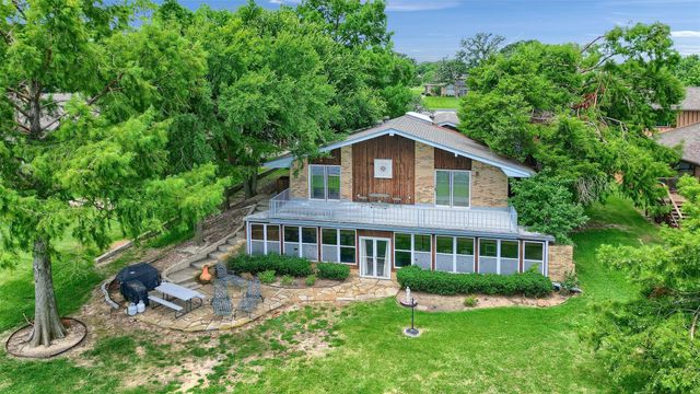 105 Cheyenne Drive, Lake Kiowa, TX 76240