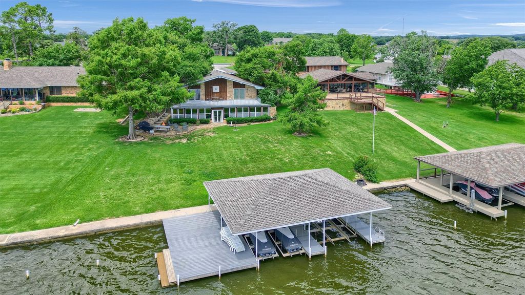 105 Cheyenne Drive, Lake Kiowa, TX 76240