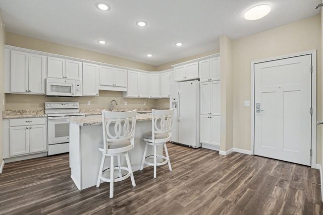 2592 MIDDLE Road 318, Bettendorf, IA 52722