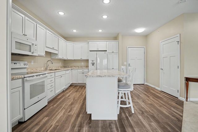 2592 MIDDLE Road 318, Bettendorf, IA 52722