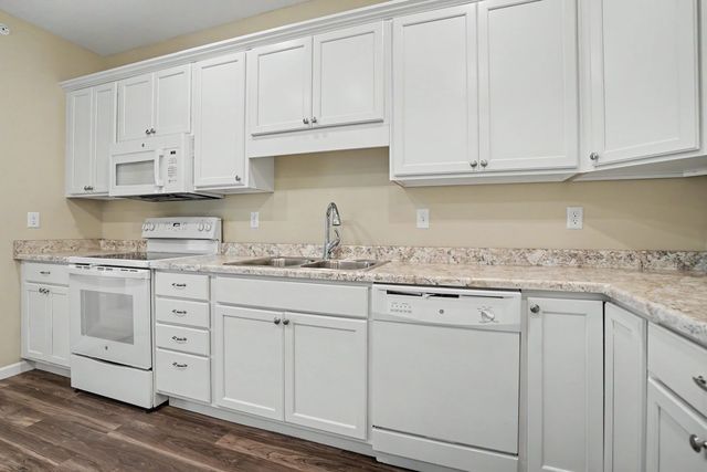 2592 MIDDLE Road 318, Bettendorf, IA 52722