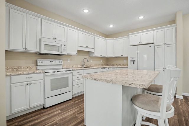 2592 MIDDLE Road 318, Bettendorf, IA 52722