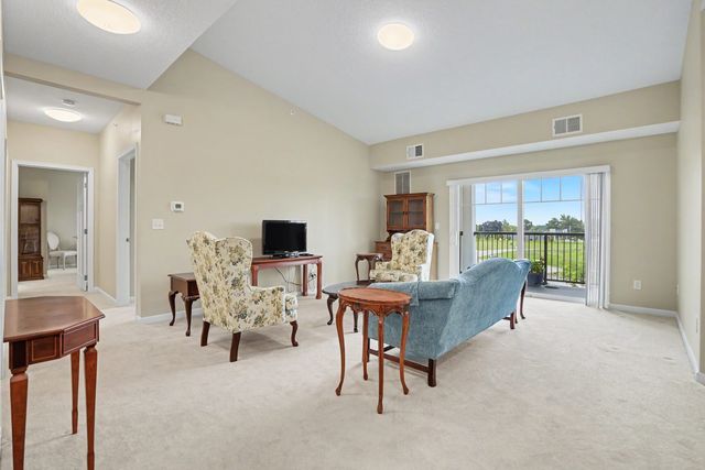 2592 MIDDLE Road 318, Bettendorf, IA 52722