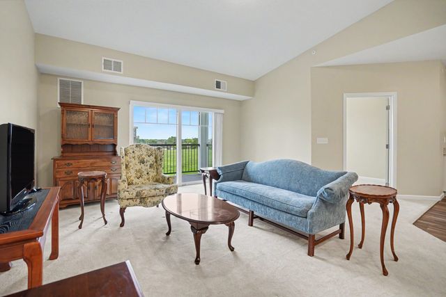 2592 MIDDLE Road 318, Bettendorf, IA 52722