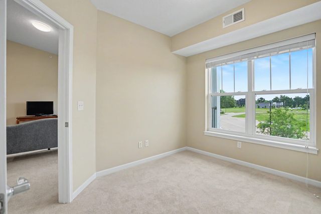 2592 MIDDLE Road 318, Bettendorf, IA 52722