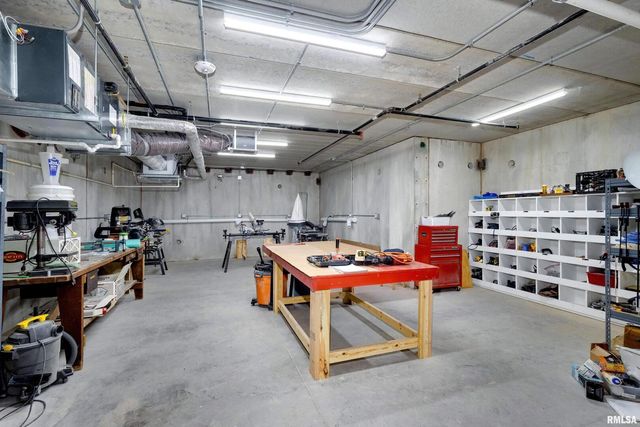 2592 MIDDLE Road 318, Bettendorf, IA 52722