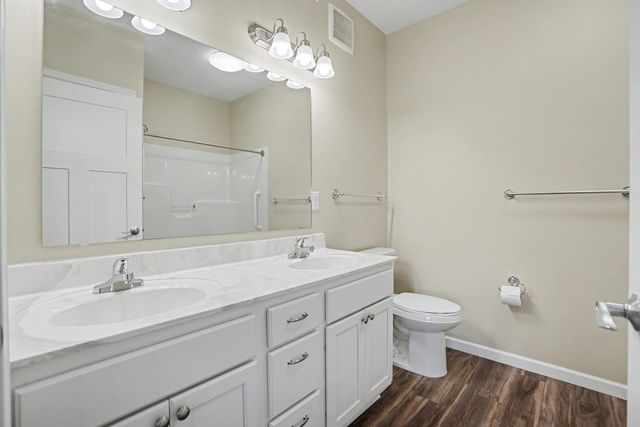 2592 MIDDLE Road 318, Bettendorf, IA 52722