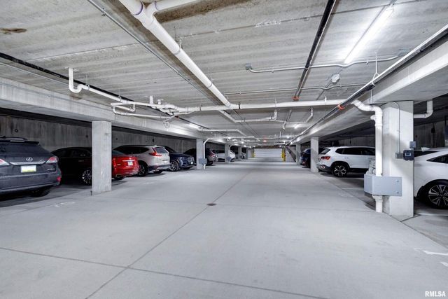 2592 MIDDLE Road 318, Bettendorf, IA 52722