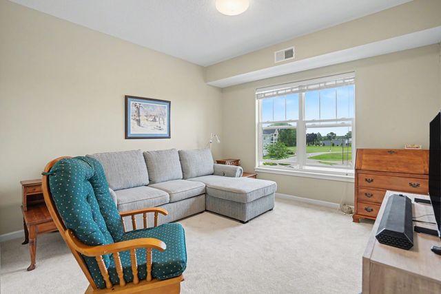 2592 MIDDLE Road 318, Bettendorf, IA 52722