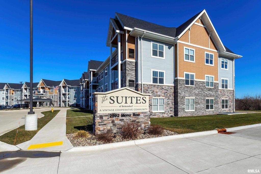 2592 MIDDLE Road 318, Bettendorf, IA 52722