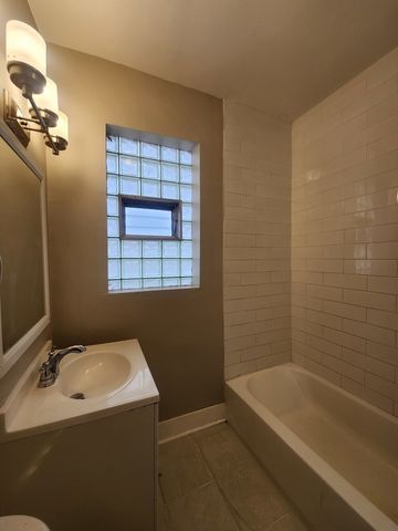 8000 S Woodlawn Avenue, Chicago, IL 60619