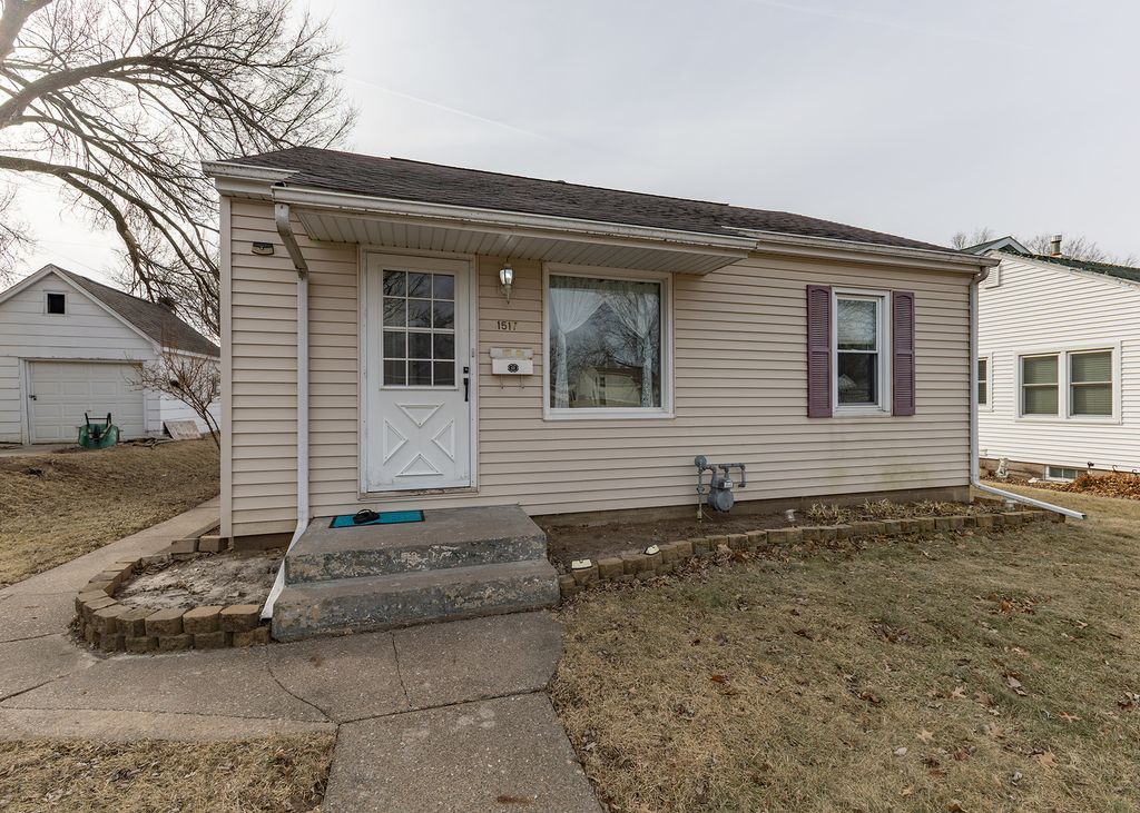 1517 W 38th Street, Davenport, IA 52806