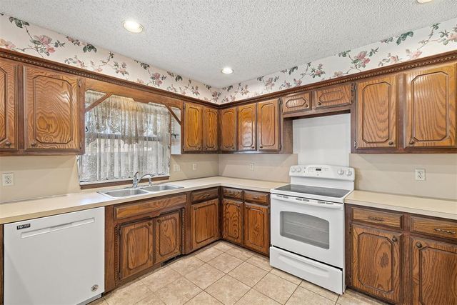 329 E Parkland Drive, Yukon, OK 73099