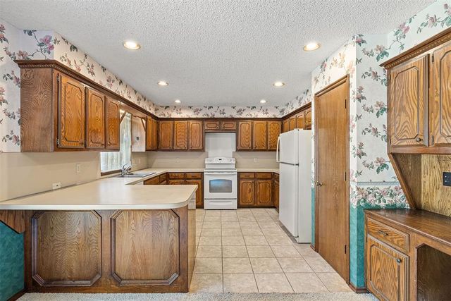 329 E Parkland Drive, Yukon, OK 73099