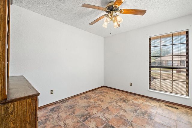 329 E Parkland Drive, Yukon, OK 73099