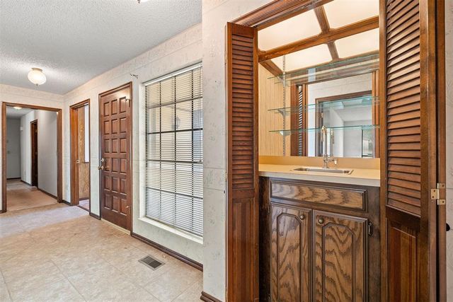 329 E Parkland Drive, Yukon, OK 73099