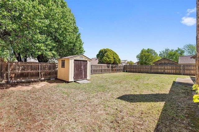 329 E Parkland Drive, Yukon, OK 73099