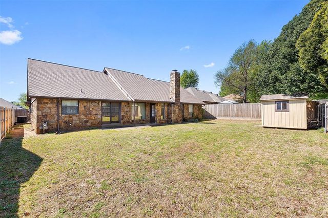 329 E Parkland Drive, Yukon, OK 73099