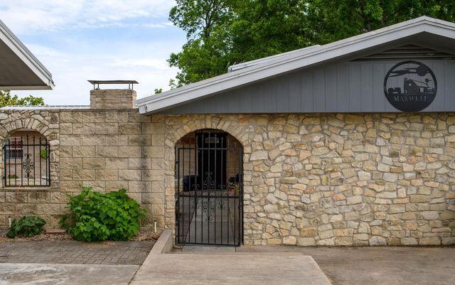 1912 Bluebonnet LN, Kingsland, TX 78639