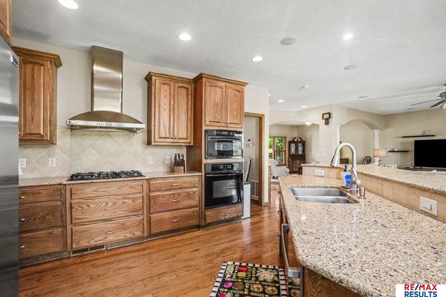 7427 S 102 Avenue, La Vista, NE 68128