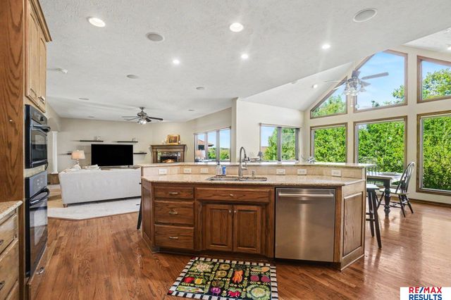 7427 S 102 Avenue, La Vista, NE 68128