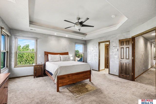 7427 S 102 Avenue, La Vista, NE 68128
