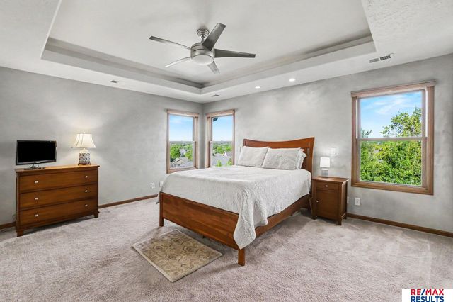 7427 S 102 Avenue, La Vista, NE 68128