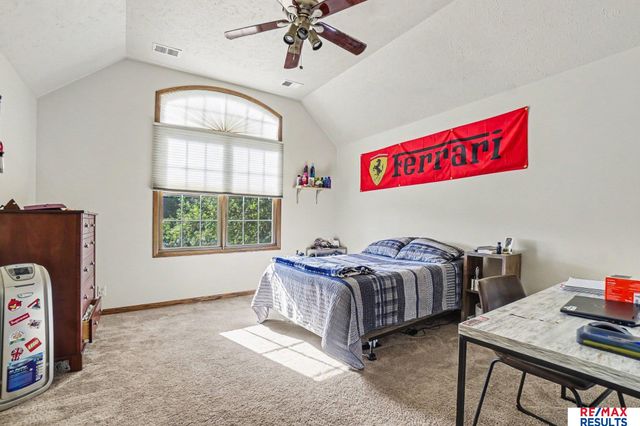 7427 S 102 Avenue, La Vista, NE 68128