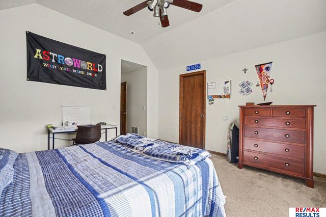 7427 S 102 Avenue, La Vista, NE 68128