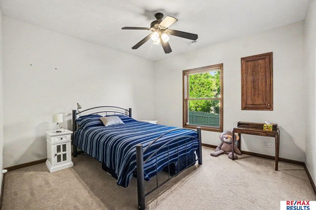 7427 S 102 Avenue, La Vista, NE 68128