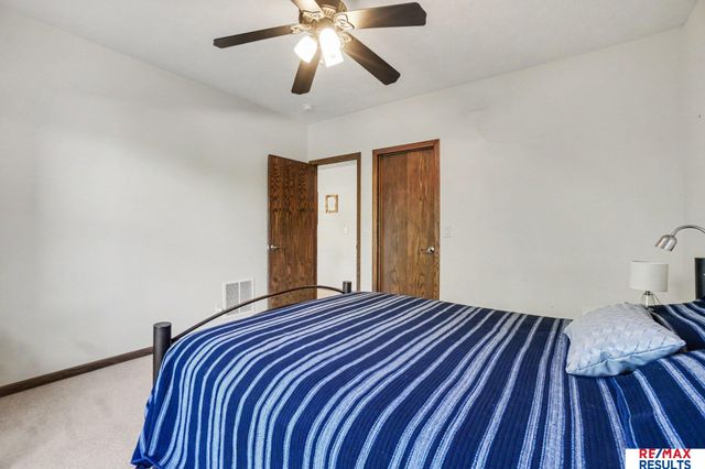 7427 S 102 Avenue, La Vista, NE 68128